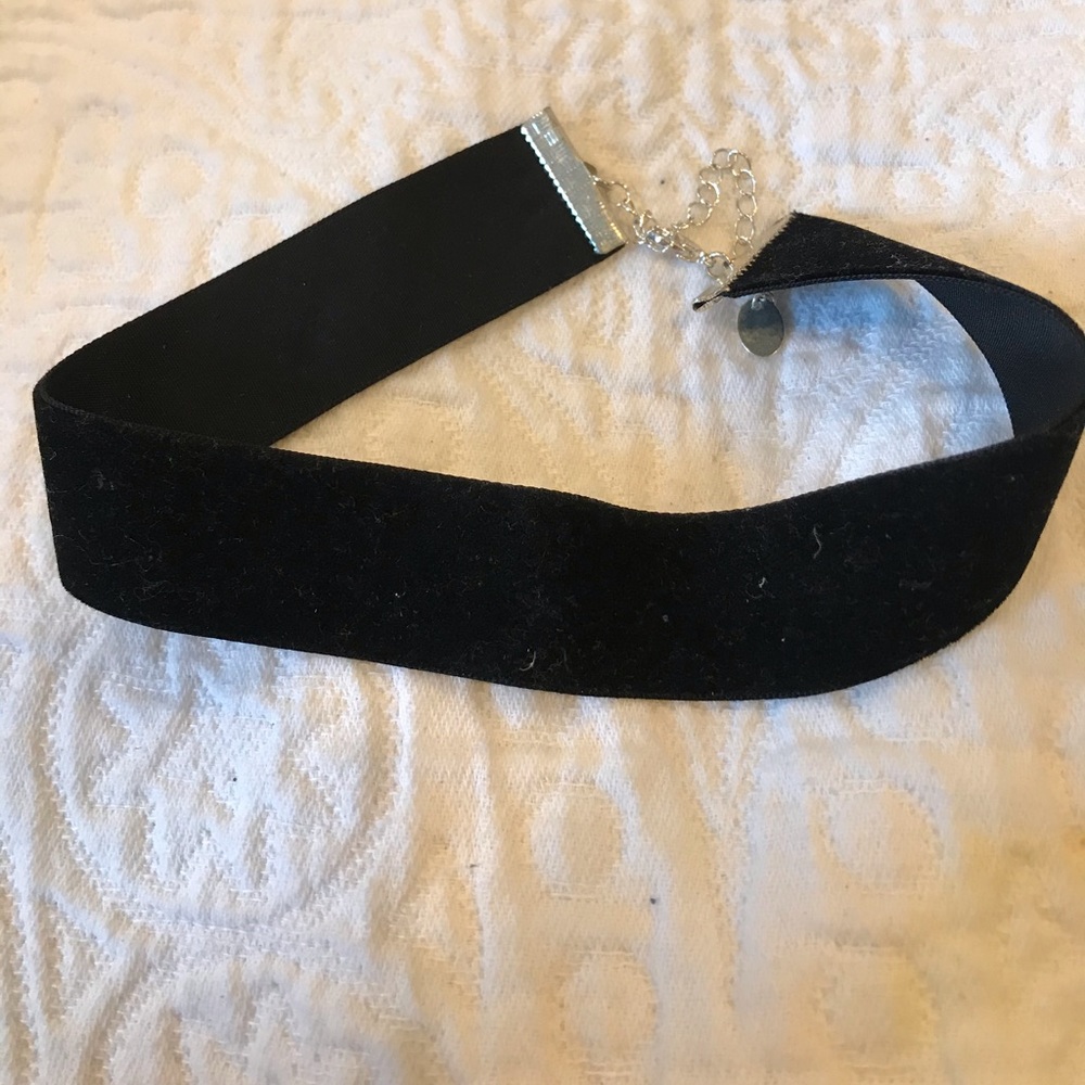 VELVET BLACK CHOKER